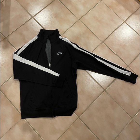Nike zip up jacket size medium! Unisex. - Picture 2 of 3